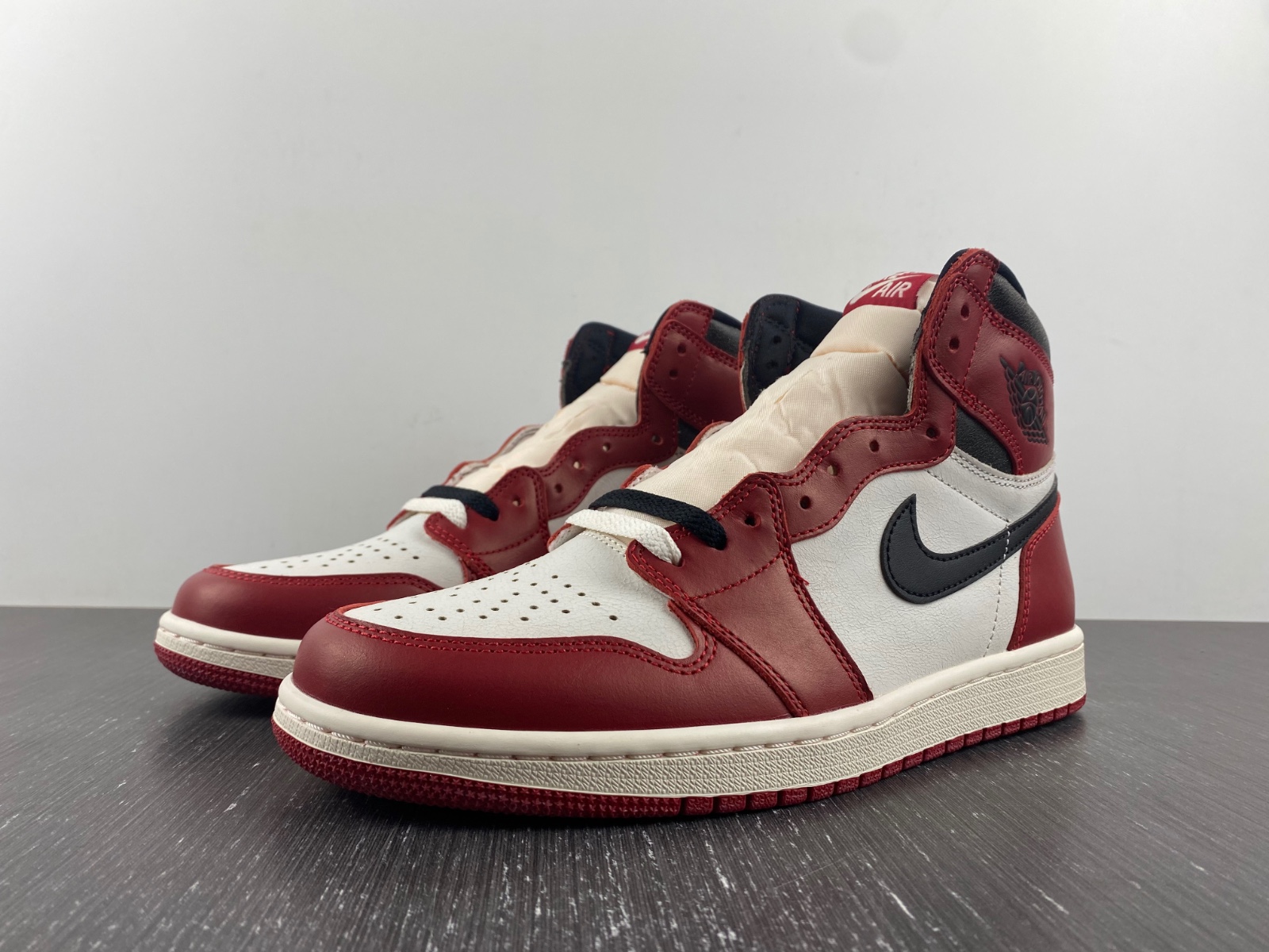 Air Jordan 1 Retro High OG Chicago Lost and Found DZ5485-612