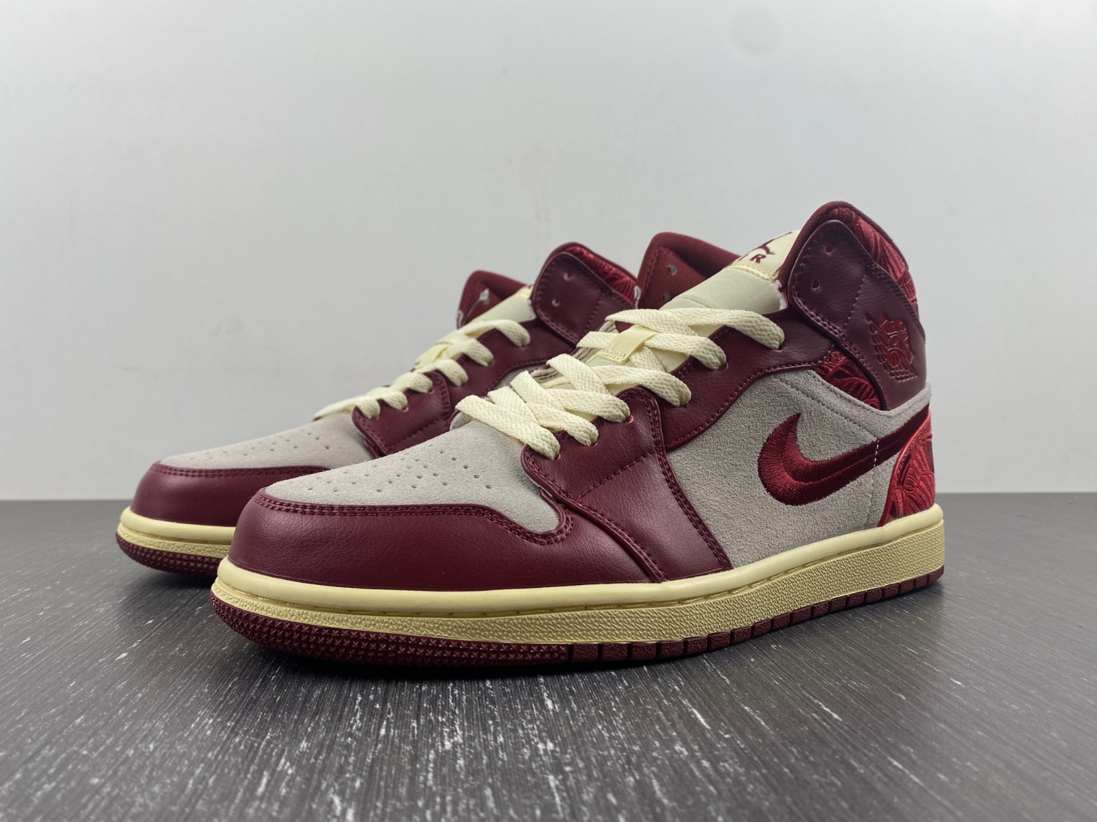 Air Jordan 1 Mid SE Wmns 'Tiki Leaf' DZ2820-601