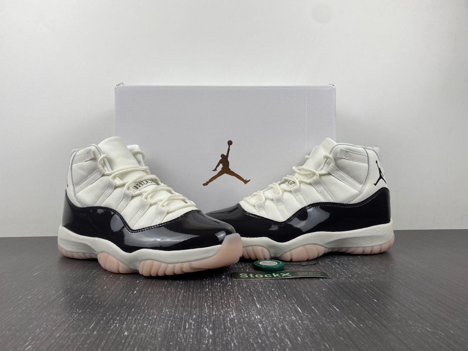 Air Jordan 11 "Neapolitan" AR0715-101