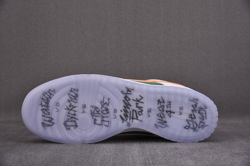 Nike Dunk Low SE NY vs. NY - DN2489-300