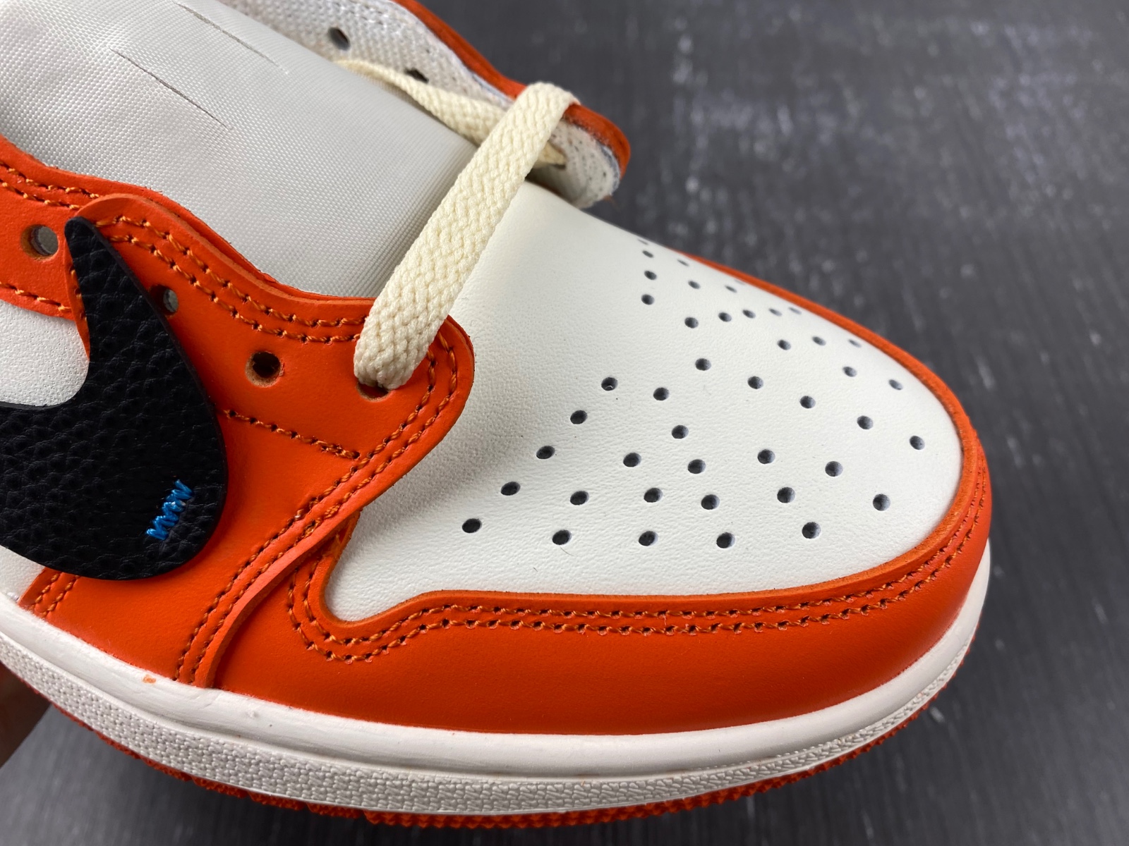 OFF-WHITE x Air Jordan 1 customize