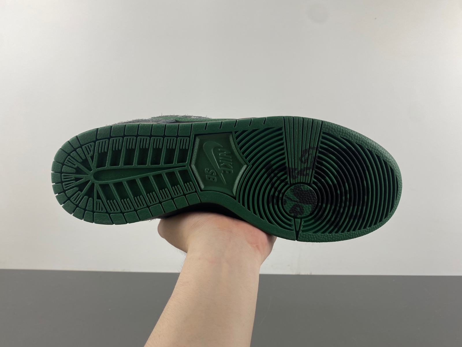 There Skateboards x Nike SB Dunk Low   HF7743-001