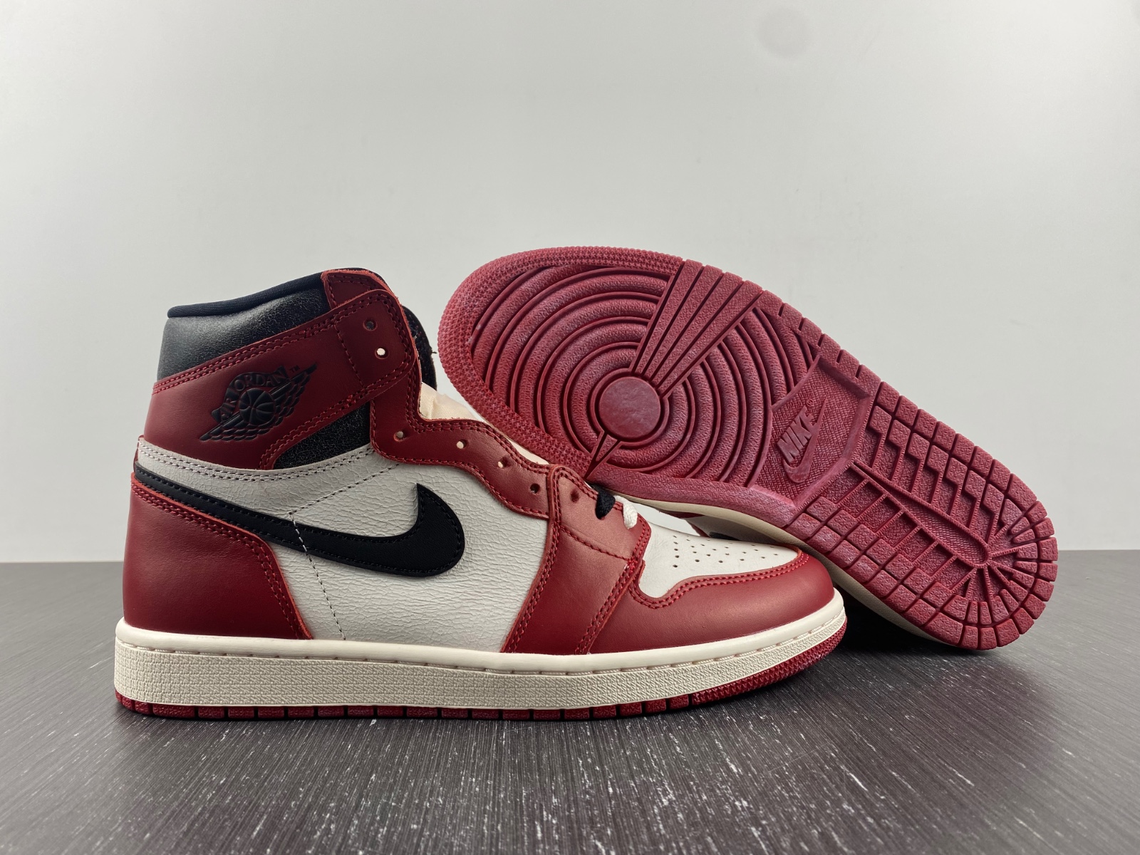 Air Jordan 1 Retro High OG Chicago Lost and Found DZ5485-612