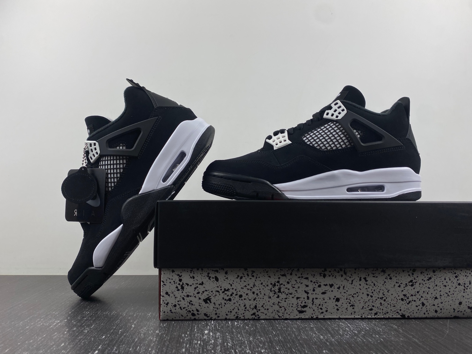 Air Jordan 4 "White Thunder" FQ8138-001