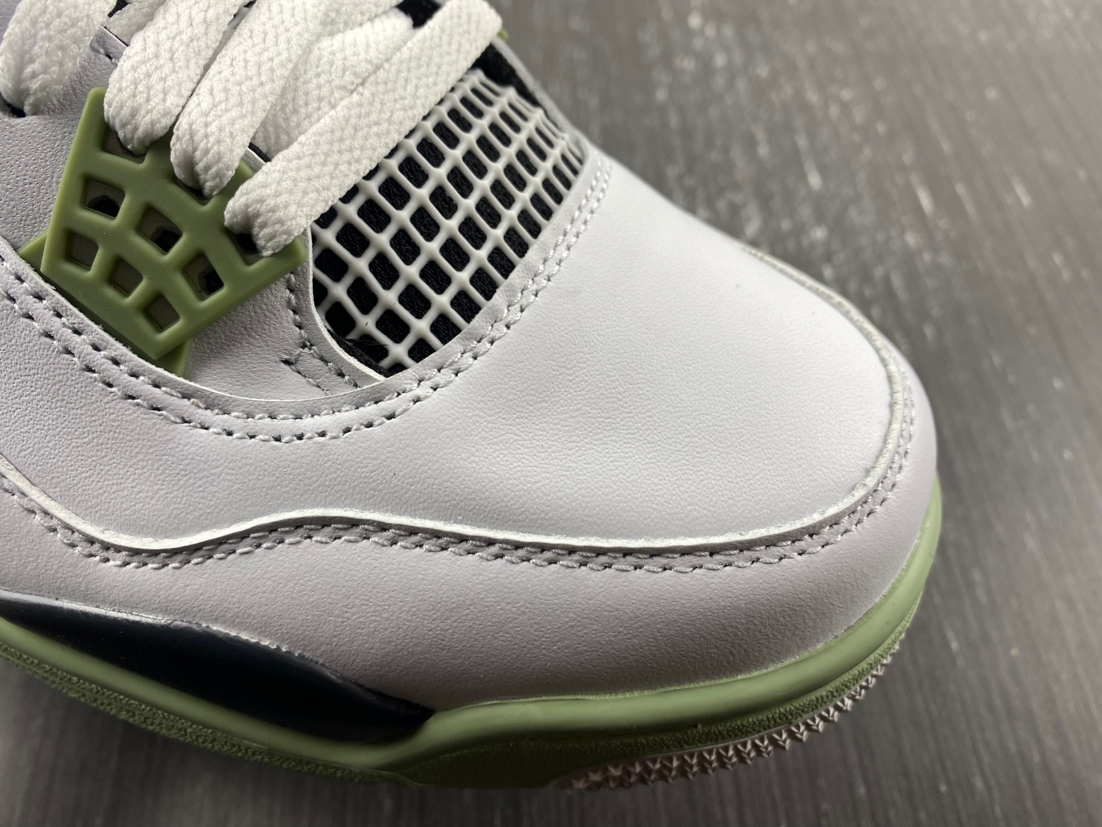 Air Jordan 4 WMNS "Oil Green" AQ9129-103