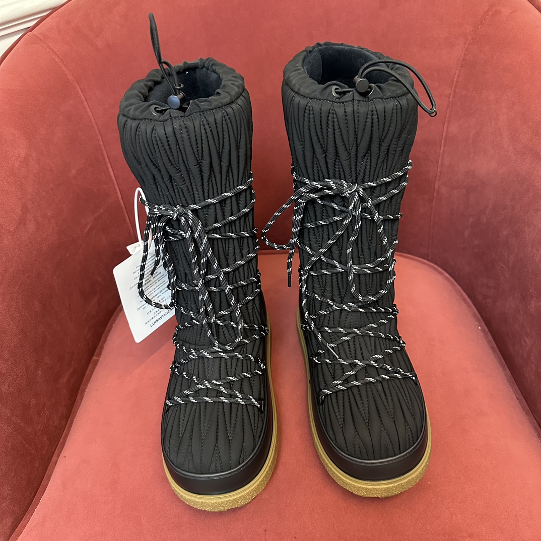 Miu Miu Schneestiefel Aus Matelasse in Schwarz
