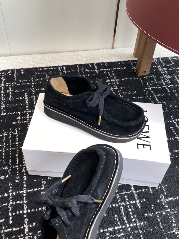 Faro lace-up in suede calfskin