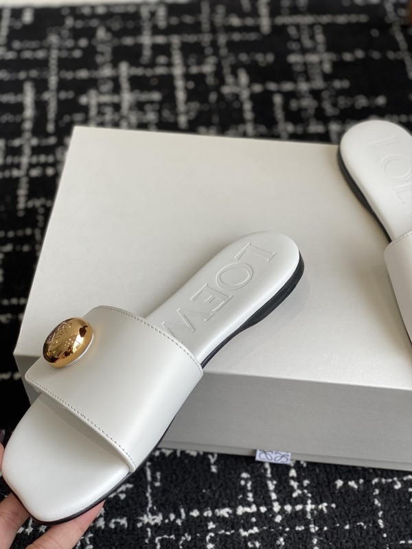 Loewe Pebble Slide in Soft Calfskin White