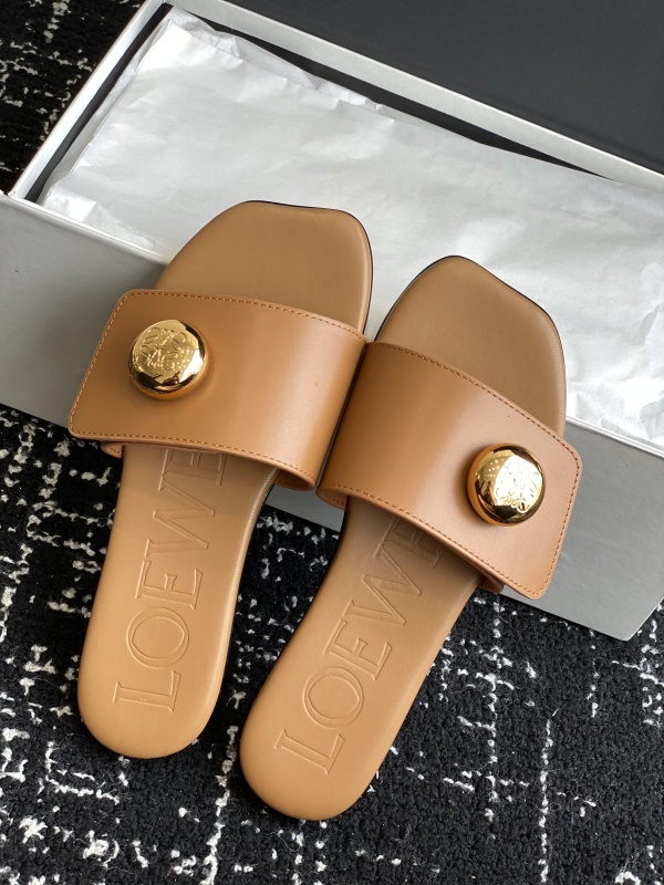 Loewe Pebble Slide in Soft Calfskin Brown